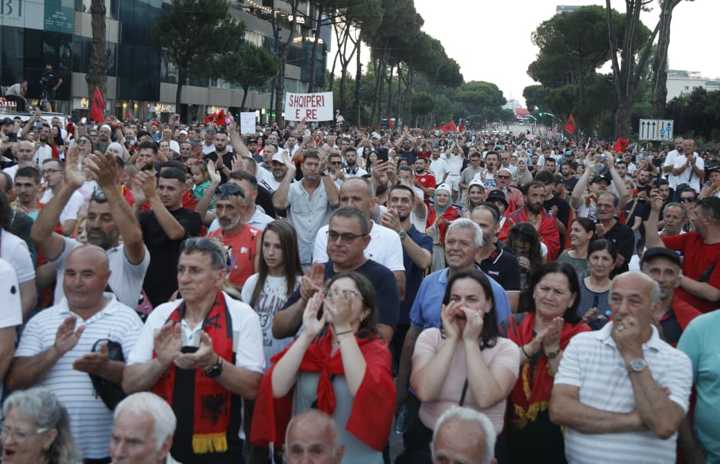 Mbyllen fjalimet në protestën e 29 të  qytetarët nisin marshimin në Tiranë
