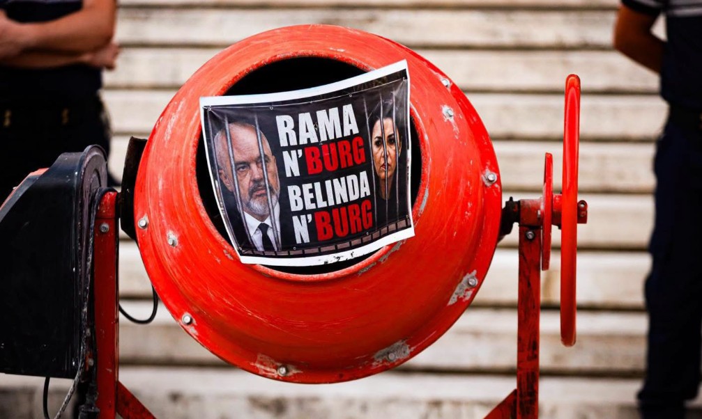 ironia-therese-nga-protesta-rama-n-burg-belinda-n-burg-fotoja-e-tyre-ne-nje-betoniere