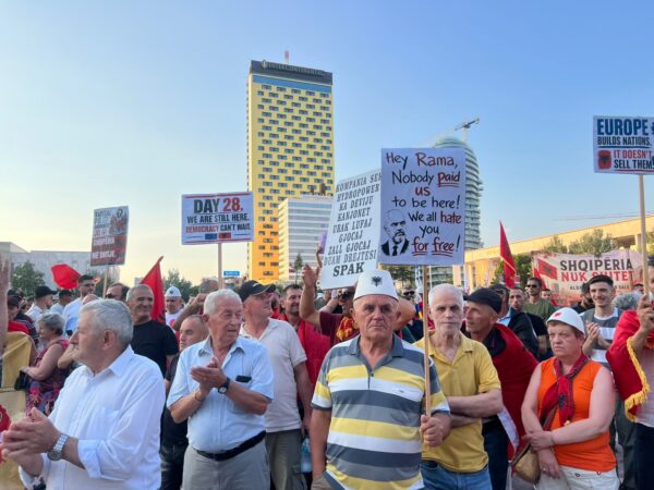 Dita e 28 të e protestës  protestuesit marshojnë drejt Kryeministrisë