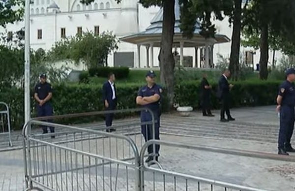 Blindohet Kuvendi  shtohen masat e sigurisë para seancës plenare