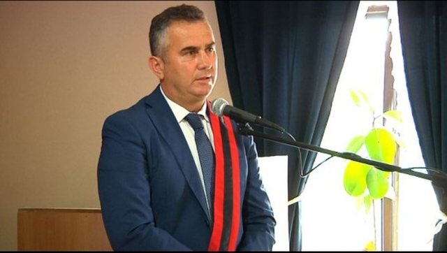 SPAK merr të pandehur ish kryebashkiakun e Divjakës  Fredi Kokoneshi  për shpërdorim detyre