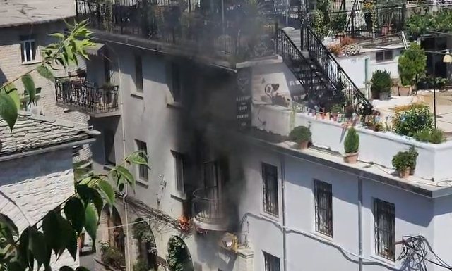 zjarr-ne-godinen-e-postes-shqiptare-ne-gjirokaster-nderhyjne-zjarrfikesit