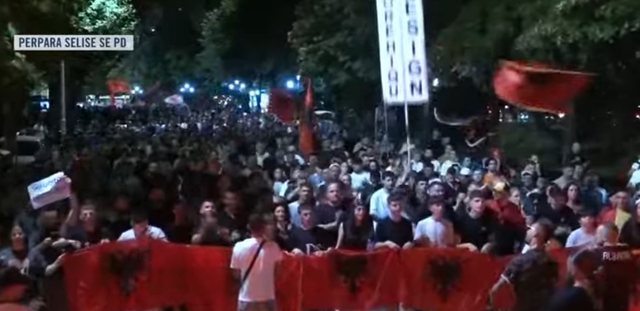Protestuesit marshojnë pranë selisë së PD së  thirrje kundër mazhorancës dhe opozitës