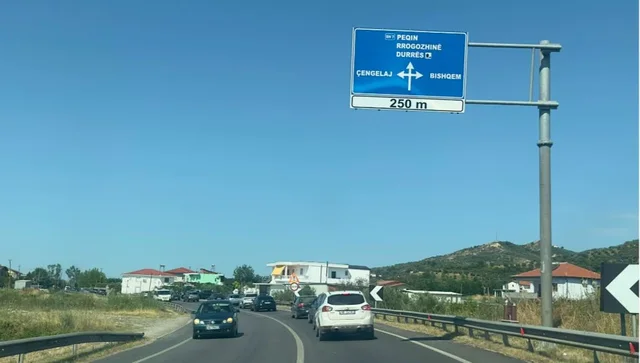 Aksident në aksin Peqin Rrogozhinë  Drejtuesi i mjeti përfundon në spital