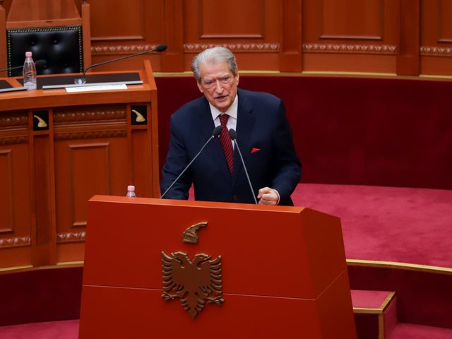 Berisha  Qeveria po braktis reformën territoriale  u bën thirrje qytetarëve për protestë