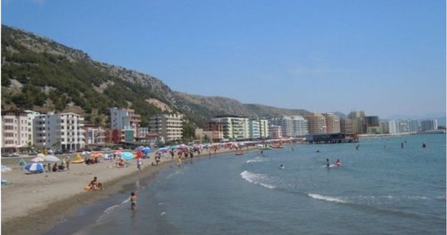 Shmanget tragjedia në Shëngjin  Rrezikuan të mbyteshin  shpëtohen nëna dhe i mituri