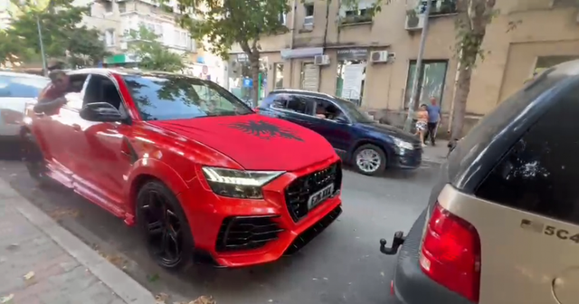  Lironi çunat    autokolona nga Tirana  protestë para Komisariatit nr  3