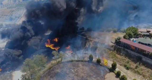 Zjarr në Drizë të Fierit  flakët përhapen drejt Peshtanit  Pritet ndërhyrja nga ajri