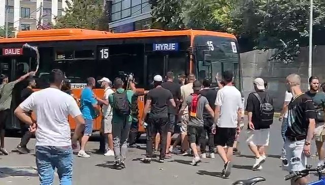 Protestuesit përplasen me shoferin dhe fatorinon e autobusit të Tufinës  Video