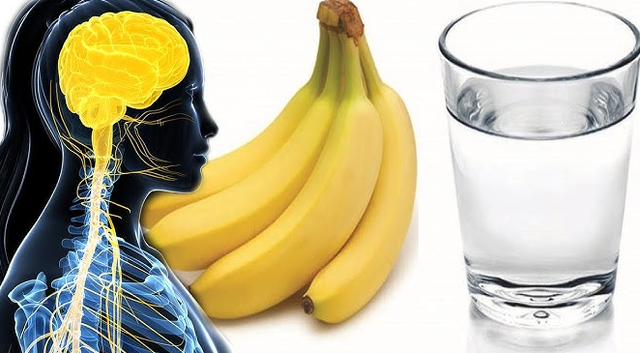 Trendi i ri i rrjeteve sociale  Pse po pihet  uji i bananes  para gjumit dhe çfarë thonë ekspertët e shëndetit