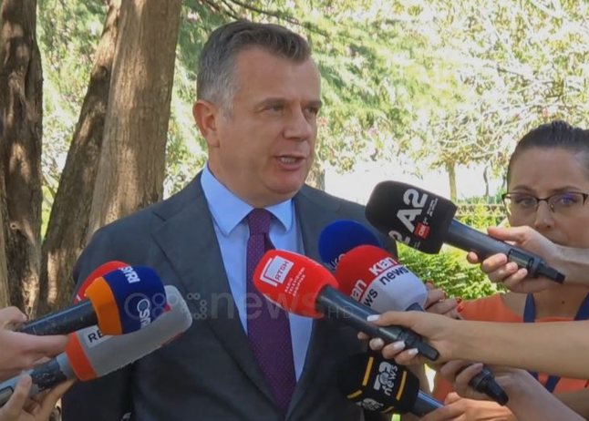 Balla dënon dhunën në protestën para Kuvendit  Po kërkojnë skenarë të vitit  97 për të dëmtuar turizmin