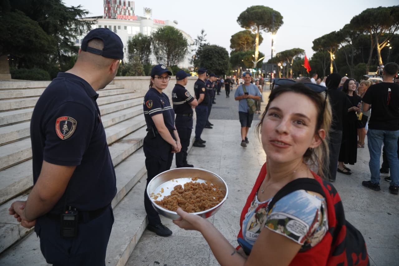 Foto galeri nga shpërndarja e hallvës së të 40 tave të  vdekjes së frikës  në Tiranë