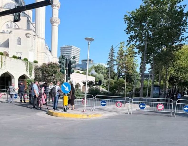 Parlamenti nën  rrethim  policor  Bardhi reagon ashpër  Akt i shëmtuar  po cenohet liria e protestës dhe e medias