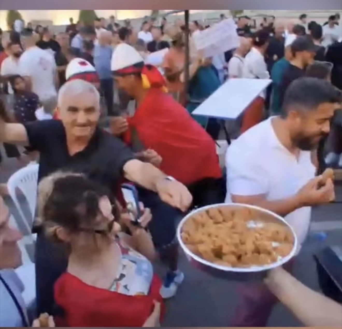 Studentët shpërndajnë hallvë në ditën e 40 të të protestës