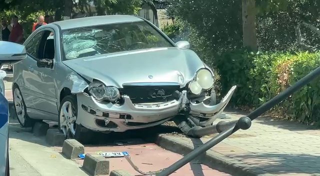 Aksident në unazë  policia e Fierit  Janë plagosur një grua dhe dy fëmijë
