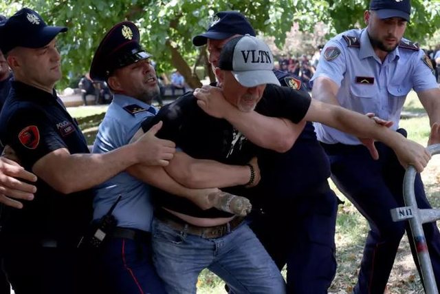Gjykata shqyrton masat e sigurisë për 21 të arrestuarit pas protestës  Prokuroria kërkon burg për tre prej tyre
