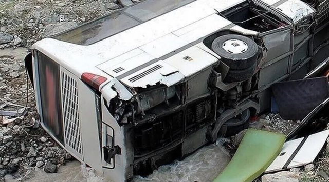 perplasen-dy-autobuse-19-te-vdekur-dhe-27-te-plagosur-ne-siri
