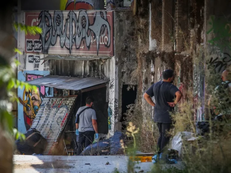 horrori-ne-athine-u-gjet-brenda-nje-valixheje-te-braktisur-trupi-i-pajete-i-perket-nje-gruaje-detajet