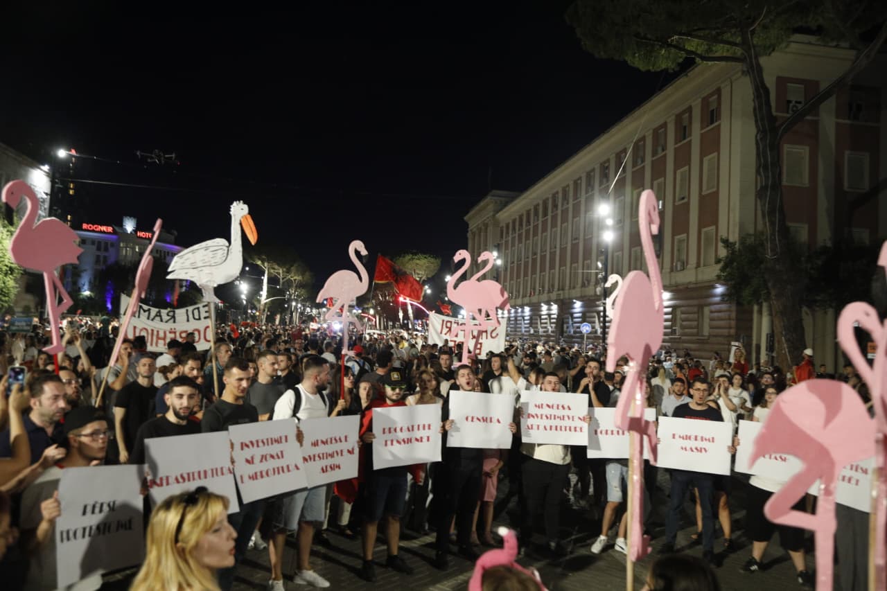 Pas fjalimeve  protestuesit vijojnë marshimin në rrugët e Tiranës