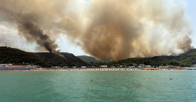 turistet-evakuohen-pas-zjarrit-ne-gargano-flaket-drejt-zonave-te-banuara