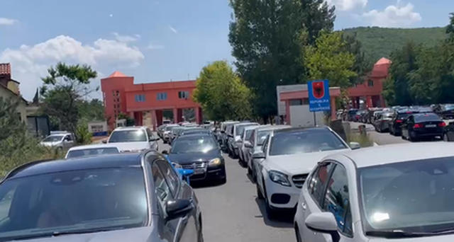Qafë Thana kthehet në  makth   Pritje mbi 3 orë për udhëtarët drejt Maqedonisë së Veriut