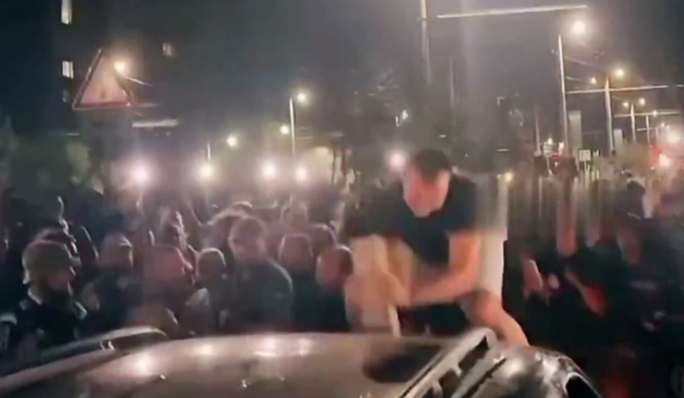 Rekrutimi i të riut në ushtri përfundon në përleshje të egra midis civilëve dhe ushtarëve ukrainas në Lviv
