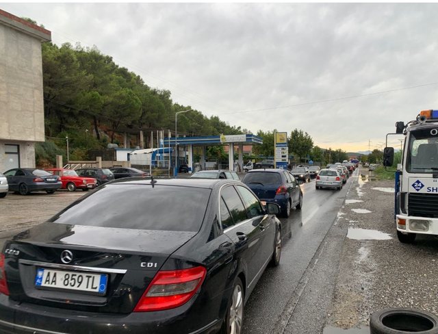 Kaos në Dhërmi  trafiku rëndohet në kulmin e sezonit turistik