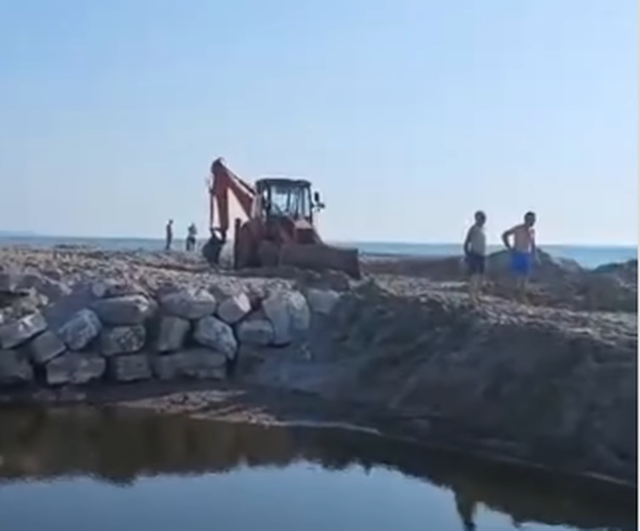 ndotja-e-bregdetit-ne-durres-mbyllet-kanali-i-ujerave-te-zeza-prane-valamarit-pas-reagimit-ne-rrjetet-sociale