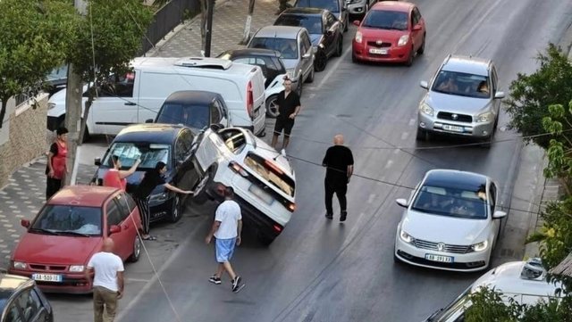 aksident-i-trefishte-ne-sarande-humb-kontrollin-e-mjetit-dhe-perplaset-me-nje-makine-te-parkuar-goditet-edhe-nje-automjet-tjeter