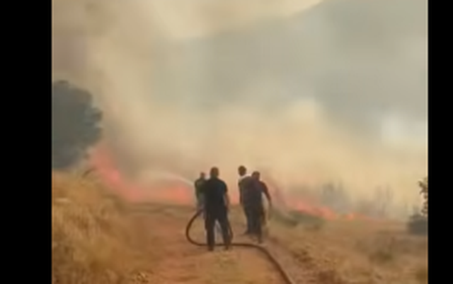Zjarri në Librazhd përhapet me shpejtësi  rrezikohen banesat pranë vatrës