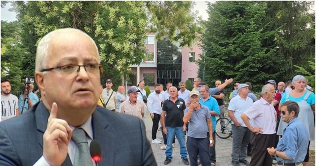 Ish deputeti demokrat sulmon votuesit e tij që janë ngritur në protestë  Ju nuk meritoni keqardhje  o hipokritë dhe të pafytyrë