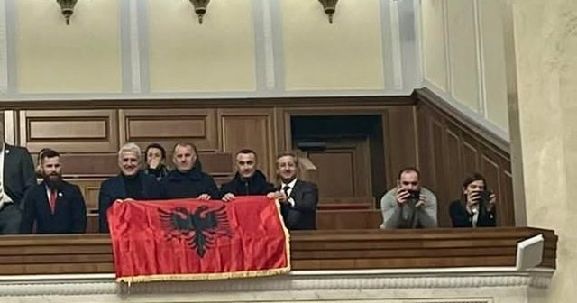 ukrainasit-dhe-shqiptaret-jane-miq-lufte-jo-prostituta-paqeje-pandeli-majko-publikon-foton-me-flamurin-shqiptar-ne-kuvendin-e-ukraines