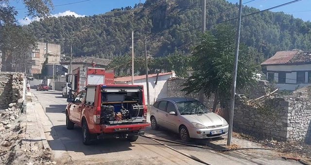 Zjarr në Berat  digjen dy banesa  flakët prekin edhe një shtëpi monument kulture