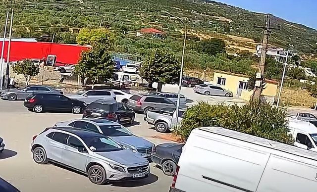 Po varroste kushëririn  hajduti i futet në makinë këngëtarit në Fier dhe i merr paratë