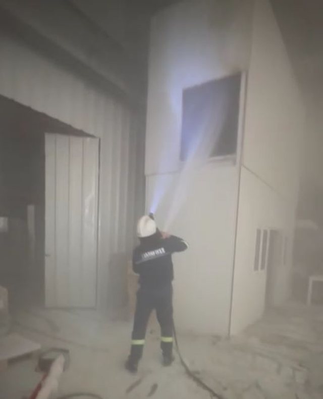 video-zjarr-ne-nje-biznes-ne-gjirokaster-flaket-vihen-nen-kontroll