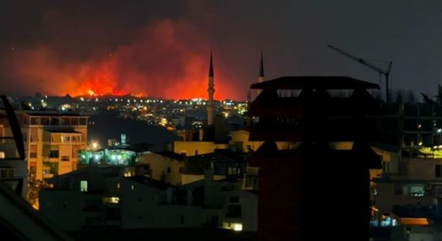 Zjarri në Daias shihet nga qendra e Tiranës  flakët afrohen drejt Lundrës