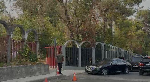 Rama mbledh ministrat dhe drejtuesit politikë te Vila Qeveritare  zona  blindohet  nga policia