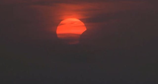 Eklipsi diellor sjell spektakël në qiellin e Tiranës dhe qytete të Shqipërisë