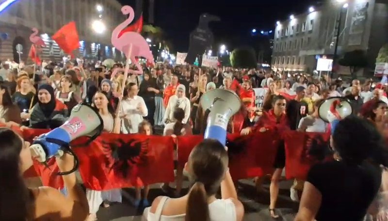 Dita e 90 të e protestës  qytetarët vijojnë revoltën   Rama  jep dorëheqjen  