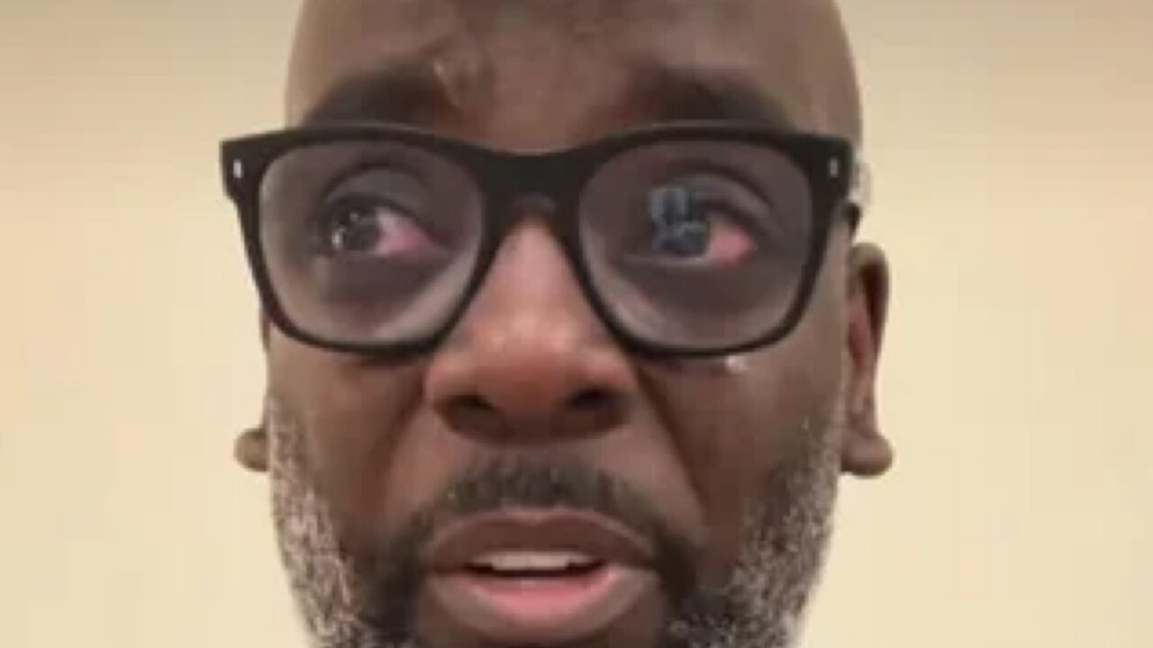 Nuk dinë të shkruajnë   Mësuesi nga Teksasi bëhet viral  shpërthen në lot për nxënësit