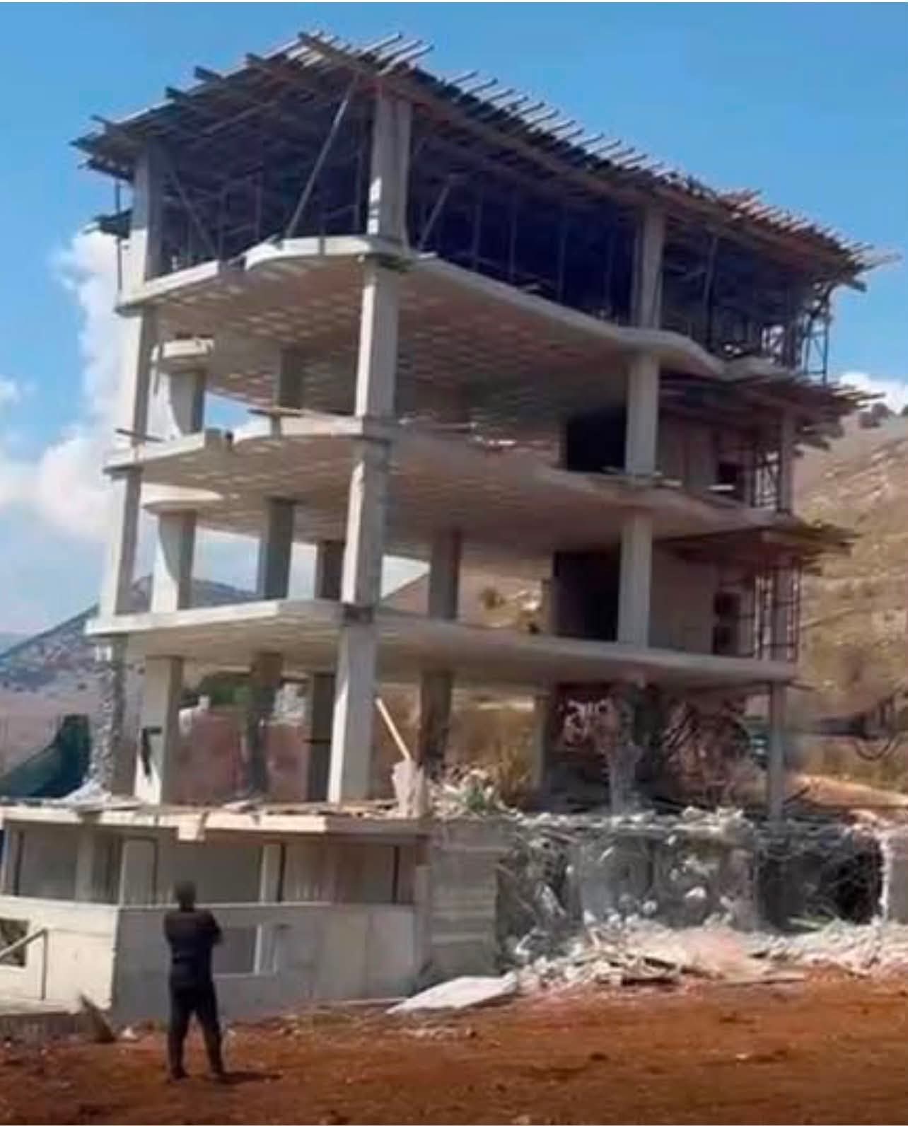 Satelitët në qiell  pesëkatëshi në Himarë