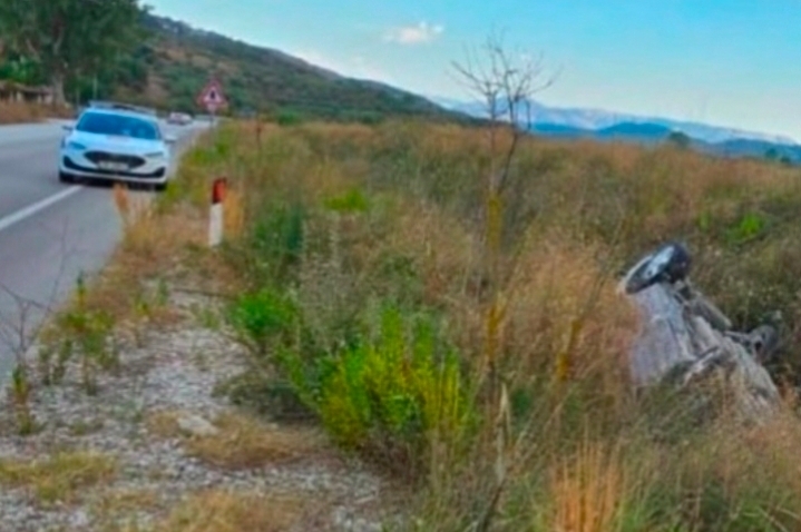 Aksident në Sarandë  makina del nga rruga dhe përmbyset në kanal