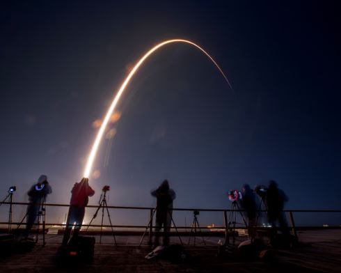 pjesa-e-nje-rakete-spacex-dyshohet-se-perplaset-me-henen-nasa-tregon-sa-rrezik-ka-toka