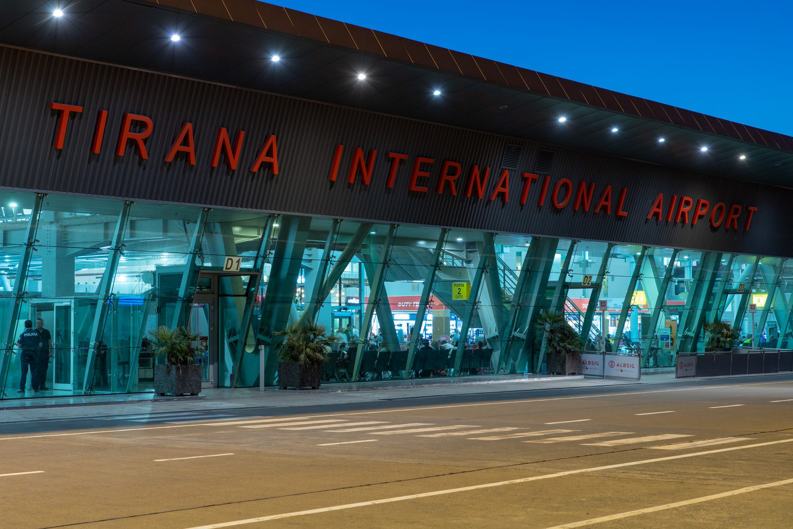 Problemi në sistemet e trafikut ajror  Aeroporti i Rinasit njoftim të rëndësishëm për pasagjerët
