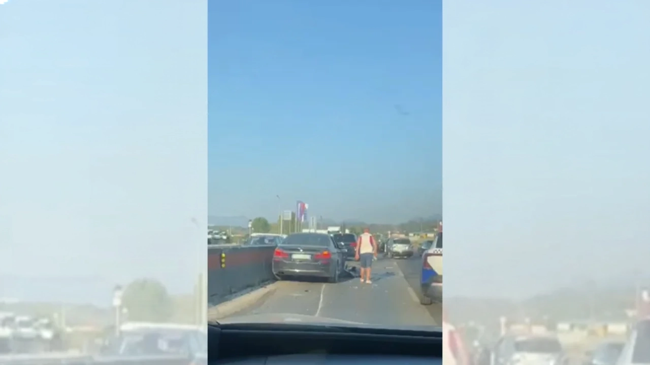 Përplasen katër automjete në autostradën Tiranë Durrës  policia në vendngjarje