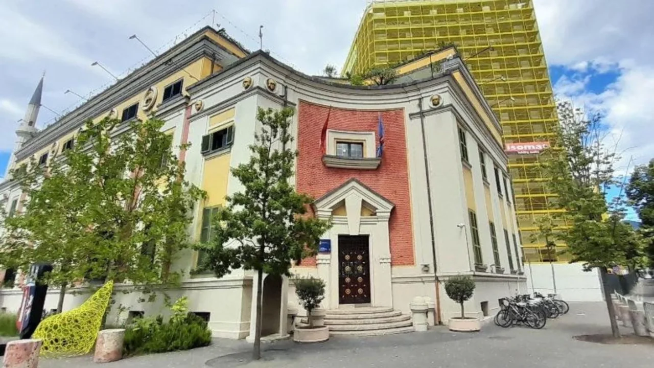 Kush e drejtoi Bashkinë e Tiranës  Vendimi i Veliajt për Ristanin hap debat mbi drejtimin e kryeqytetit