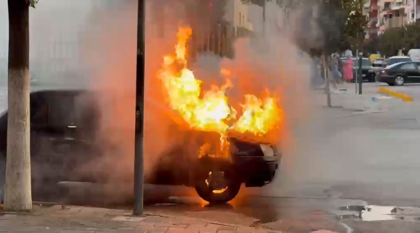 Përfshihet nga flakët automjeti te  Zogu i Zi  në Fier  Drejtuesi e braktis sekondat e fundit  Foto Video 