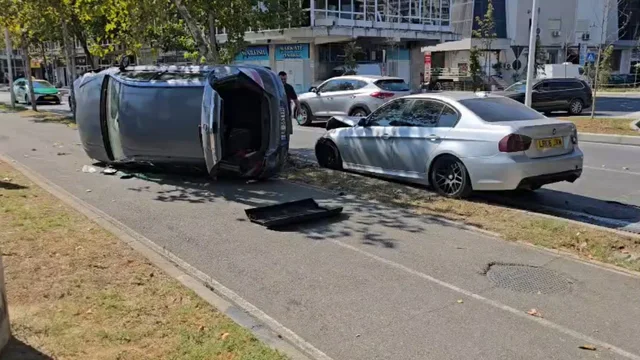 Aksident në Durrës  automjeti përplaset me një makinë dhe përmbyset në trotuar
