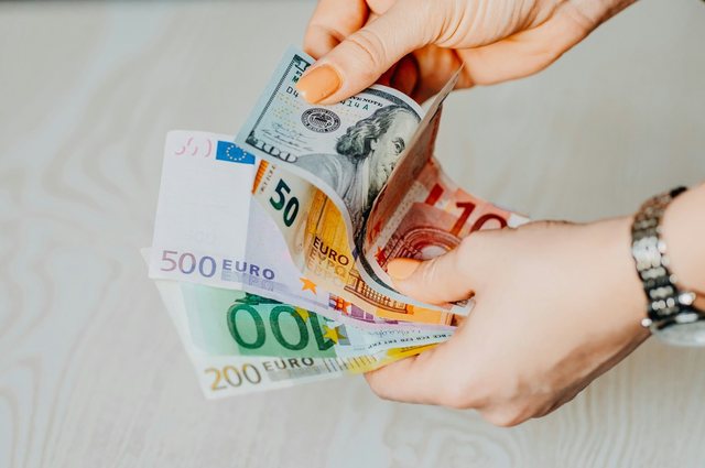 nuk-ndalet-renia-e-euros-prek-nivelin-me-te-ulet-historik
