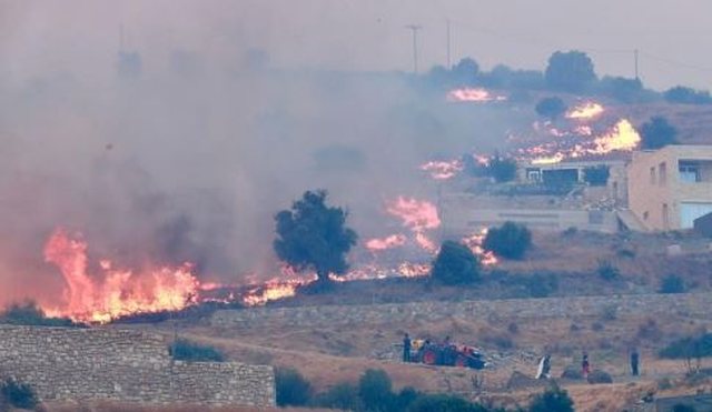 Europa në flakë  Greqia përballet me zjarret më të rënda të verës  Mbi 100 banesa të shkatërruara
